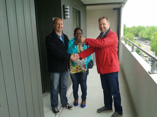 Foto eerste sleutel overhandiging 27 mei 2015